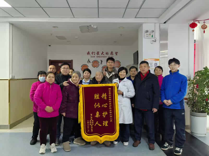 大年初一開(kāi)門(mén)紅，錦旗映初心